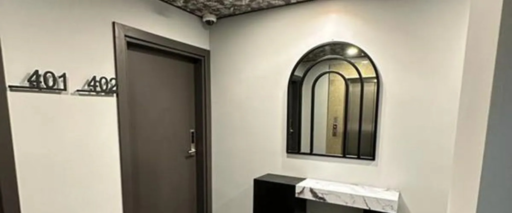 Second Suit Hotel