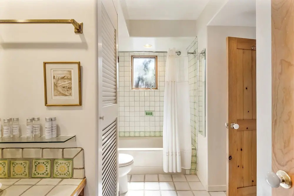 Old Santa Fe Trail - Walk Everywhere, Kiva Fireplace, Amazing Natural Light