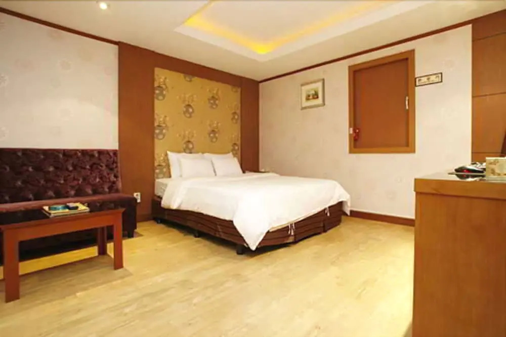 Two Be In Tourist Hotel