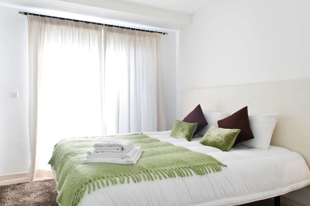 Luxury furnished 1 Bedroom with views AA16