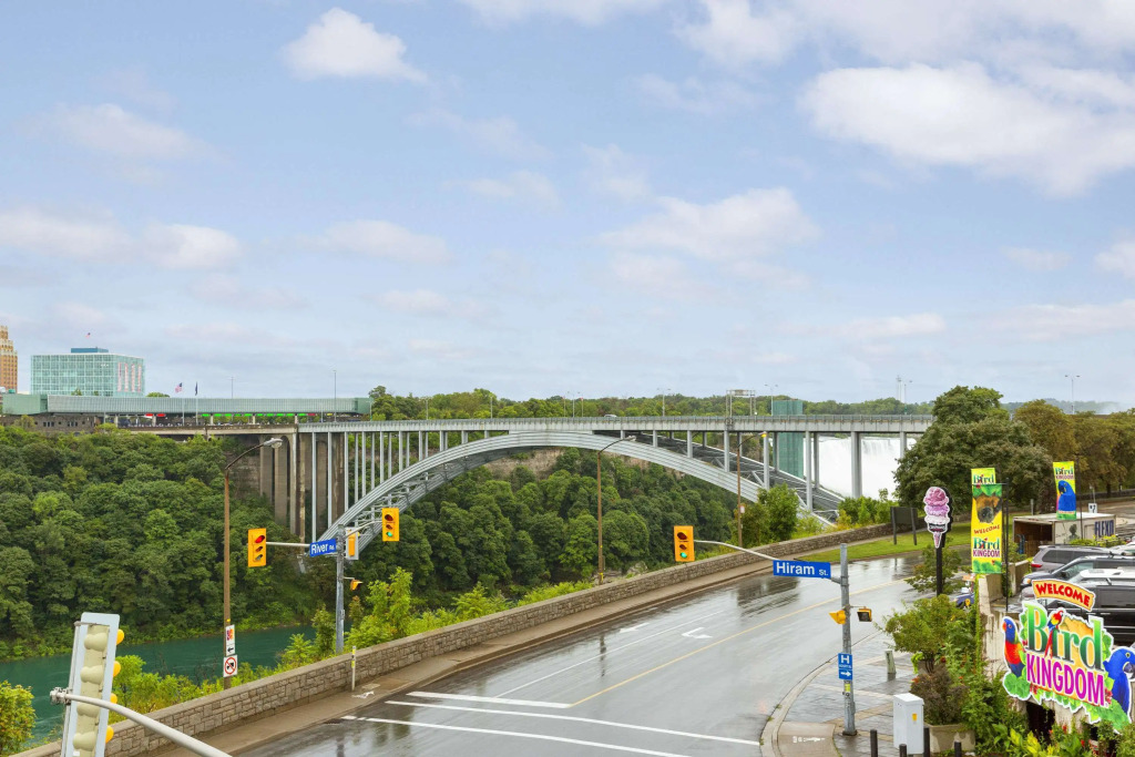 Travelodge by Wyndham Niagara Falls Fallsview