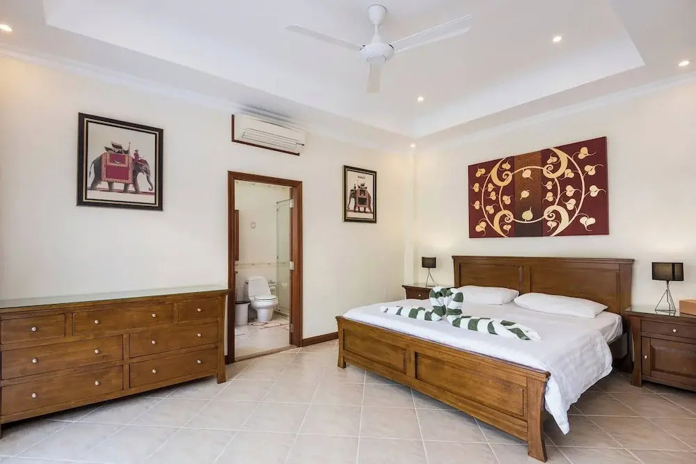 Luxury 3BR Pool Villa Pratamnak Soi5-50m to Beach