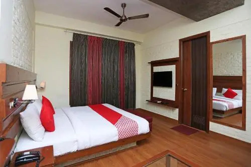 OYO 13602 Hotel The Town House