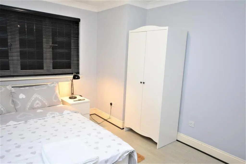 Luxury 5 Bedroom House with Free Parking on Site
