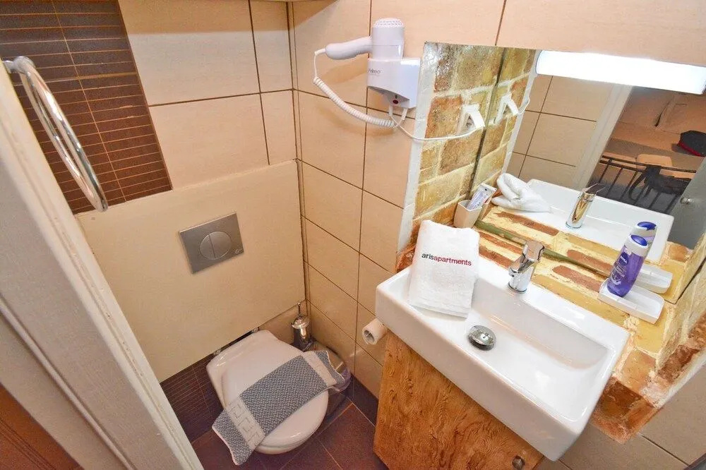 Kampielo Homes - Budget room prv bathroom