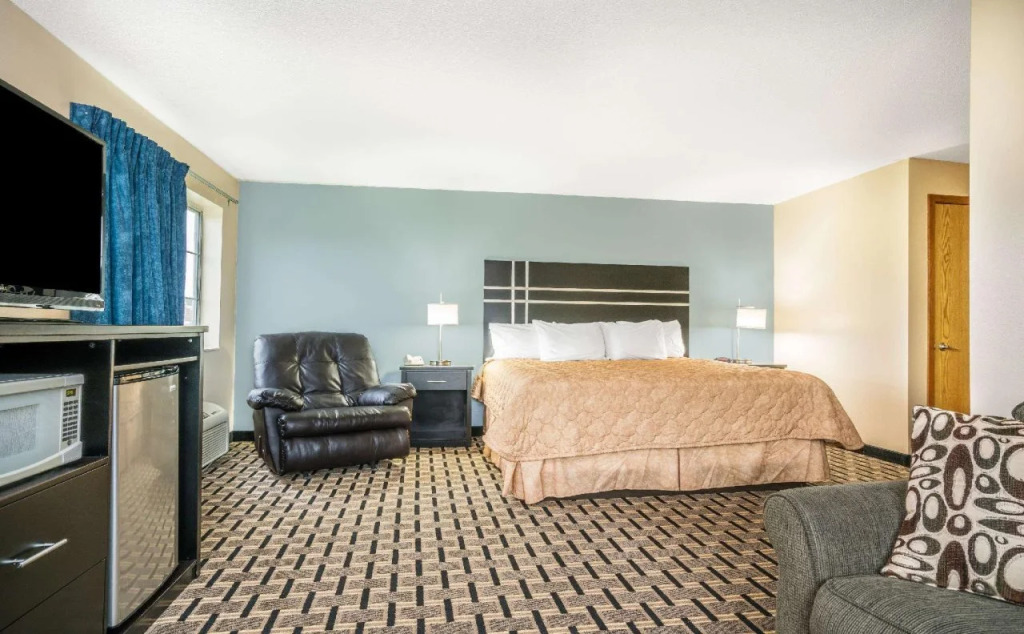DUTCH INN AND SUITES