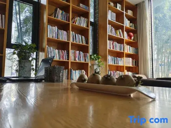 Yiming Book House Leisure & Vacation Homestay (JiaXian guangkuotiandi store)
