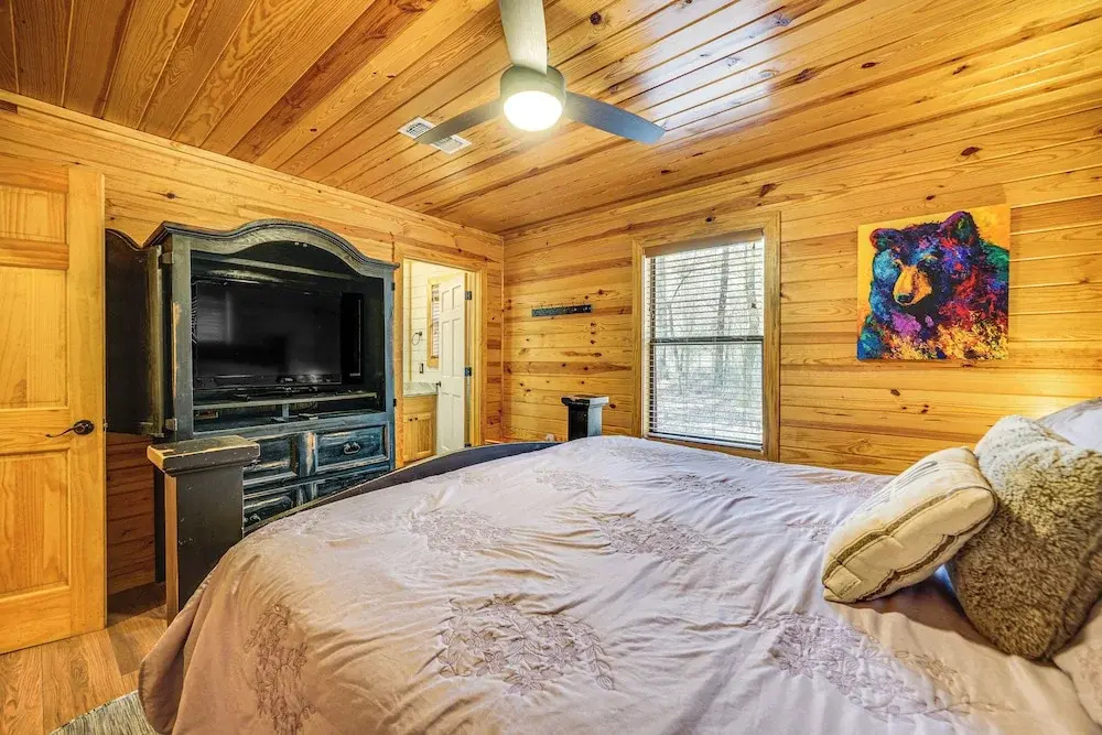 Broken Bow Cabin w/ Hot Tub ~ 5 Mi to State Park!