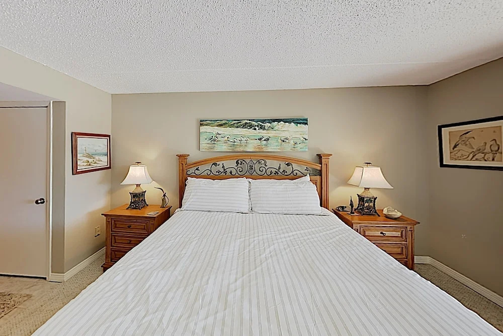 New Listing! Bay-view W/ Pool, Walk To Beach 2 Bedroom Condo