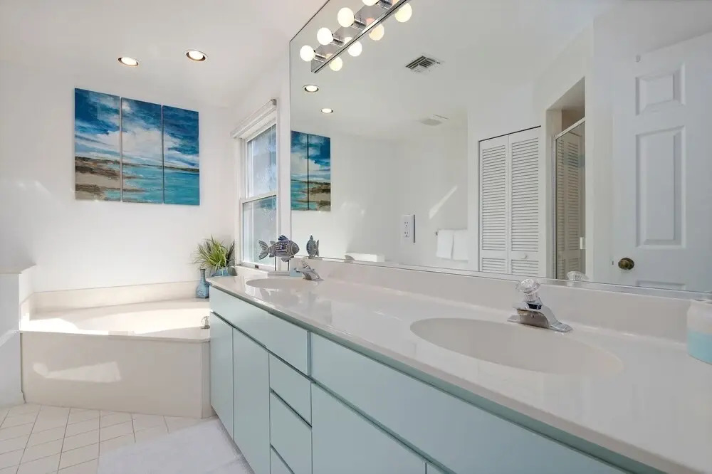 Walk To Beach Recently Renovated Sleeps 6 2 Bedroom Condo by RedAwning