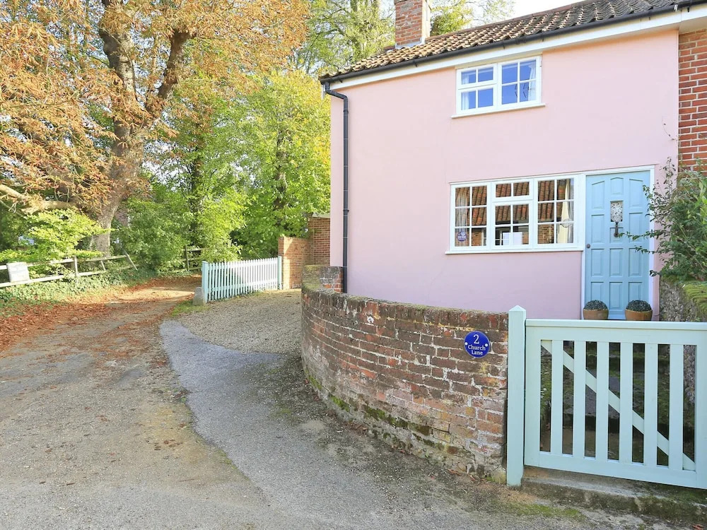 Lovely Cottage in Shottisham near Pub