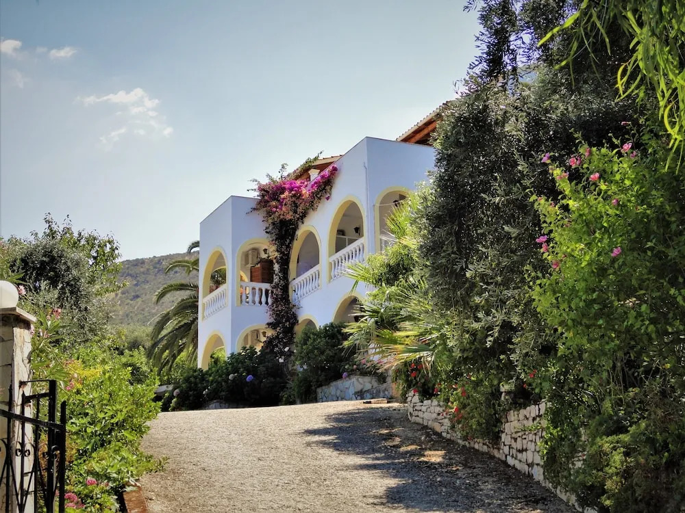 Dionysos Studios & Apartmets