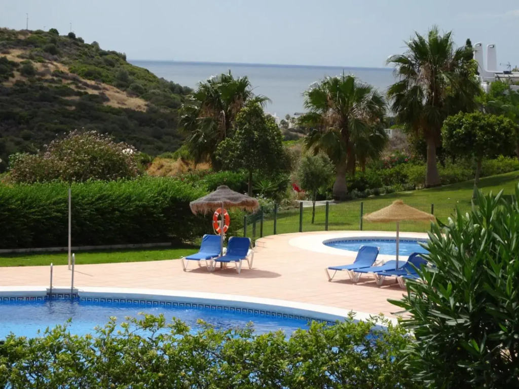 CASARES appart 2 ch dans parc tropical avec vue sur mer, montagne et piscine