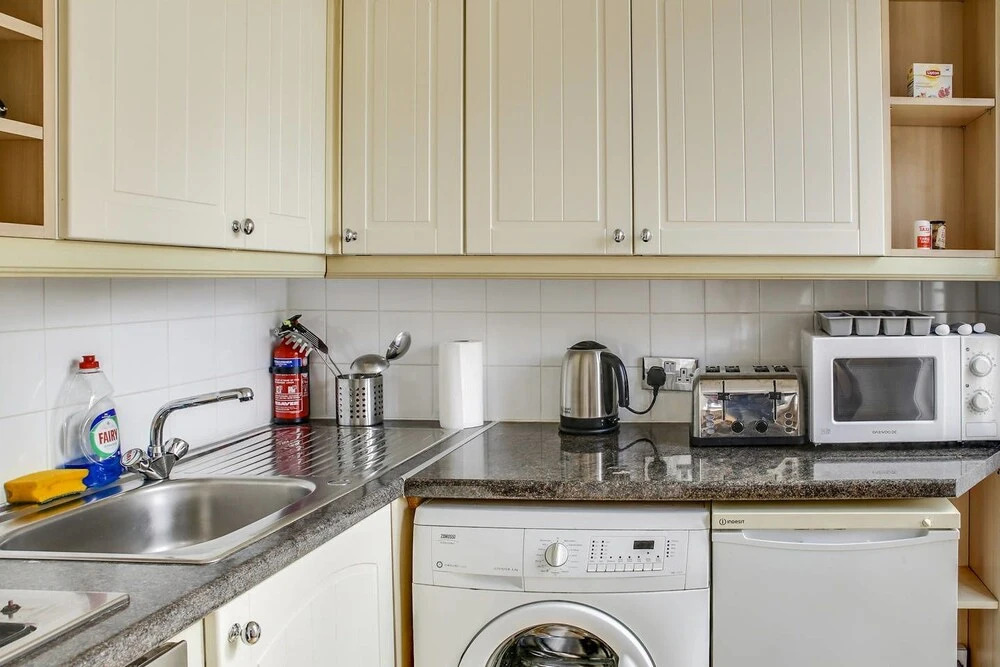 Bright 2 Bed in West Kensington W/balcony