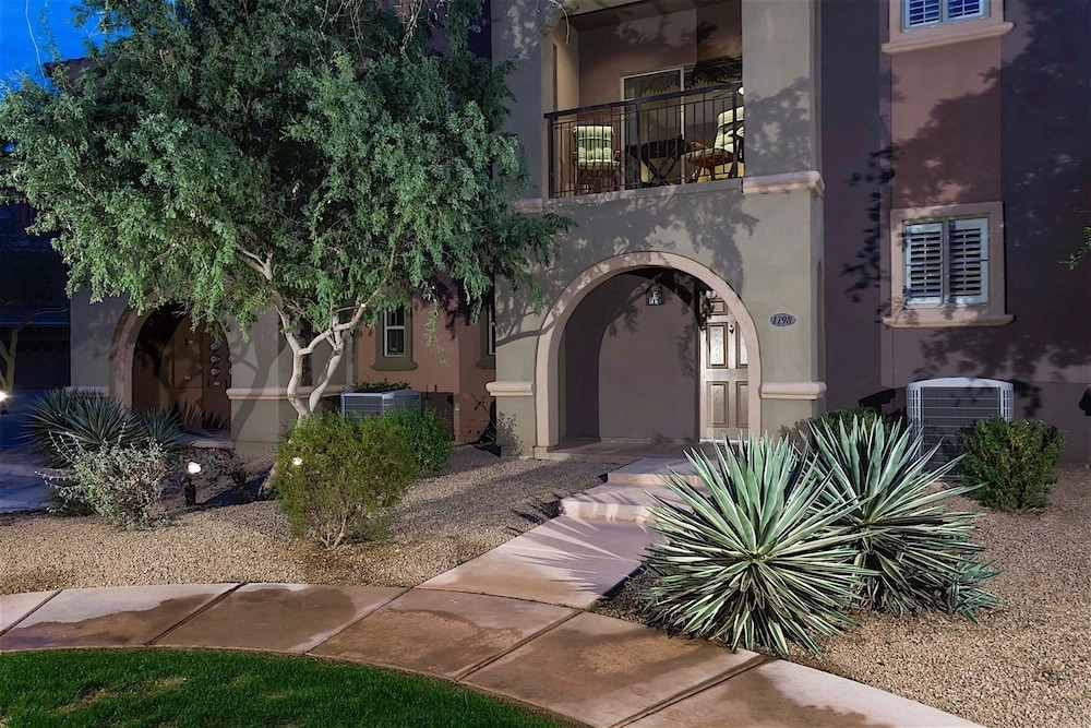 Hot Spot at Desert Ridge 2 BR by Casago