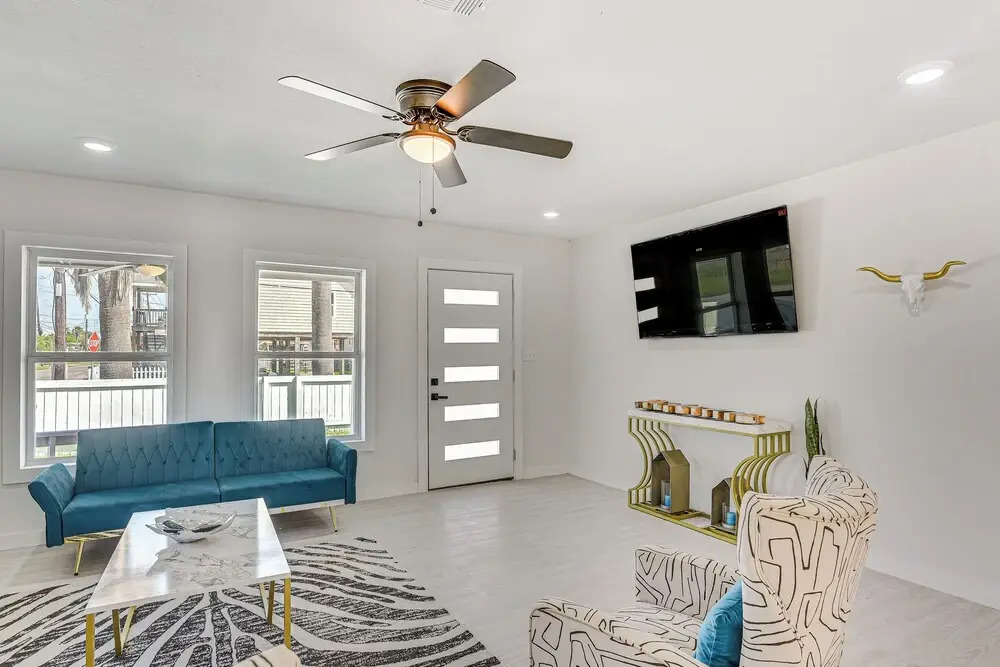 Pet-friendly Galveston Retreat < 1 Mi to Beaches!