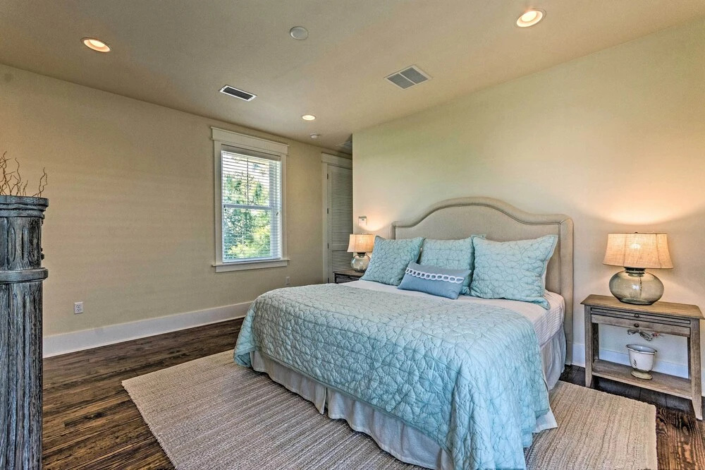Beach Oasis w/ Pool Access, ~ 1 Mi to Shore!