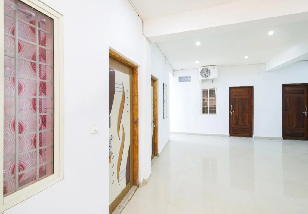 C Seasons Inn By OYO Rooms