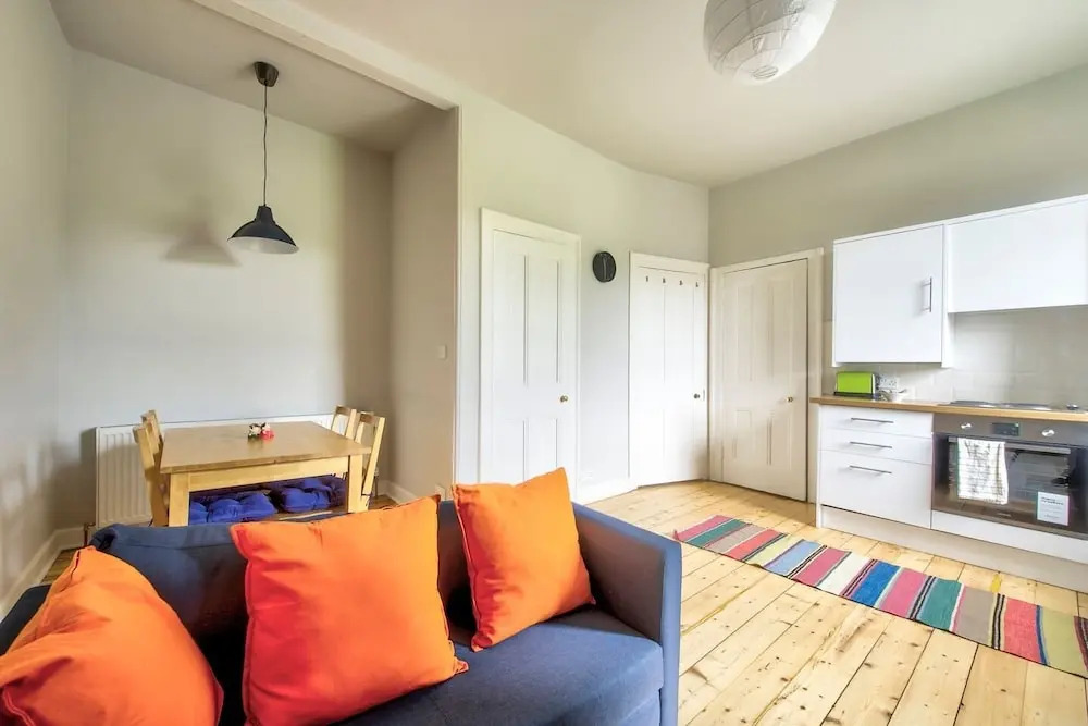 Luminous 1 BR Flat Close to City Centre, With Superb Views of Arthurs Seat