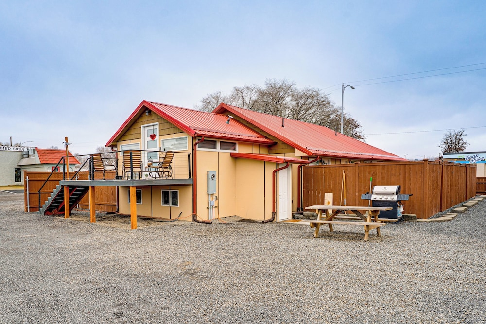 Walk to Main Ave & Soap Lake! Pet-friendly Studio