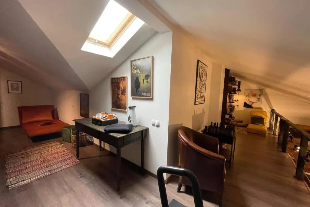 Writer's Loft w/ workspace-get inspired by comfort