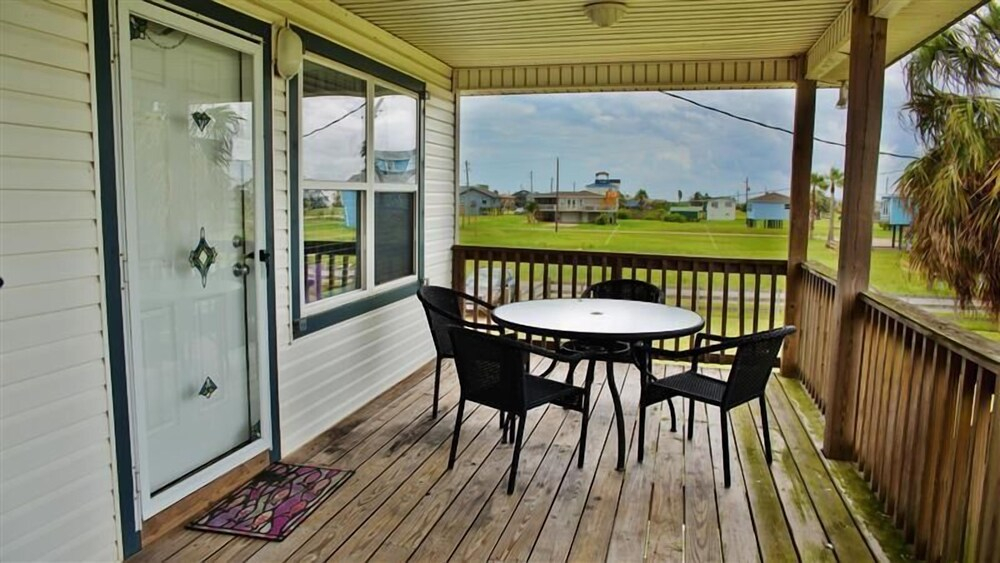 Spacious Retreat W/expansive Yard & Beach Access!