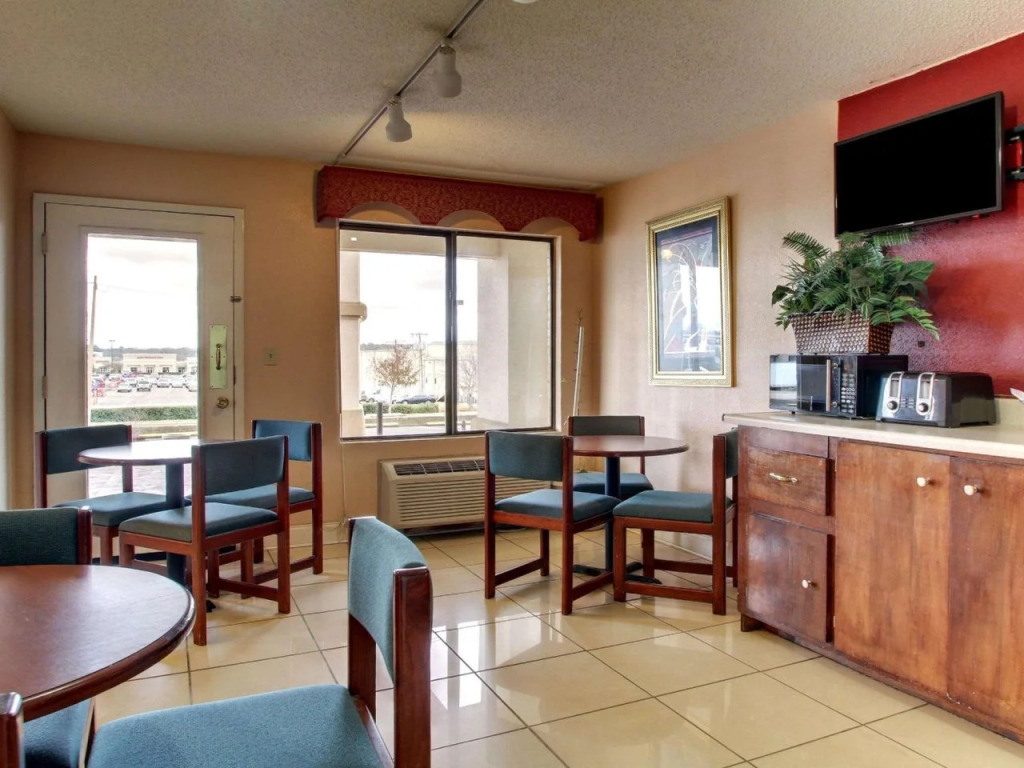 Econo Lodge North