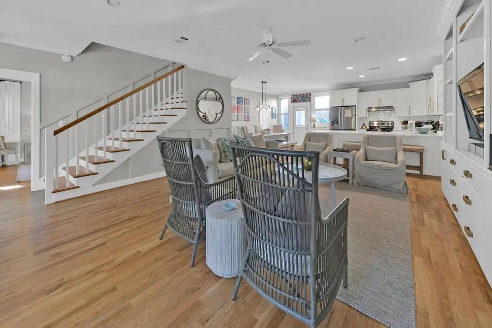 Spacious 4-bedroom Beach Retreat: Ideal for Families & Groups!