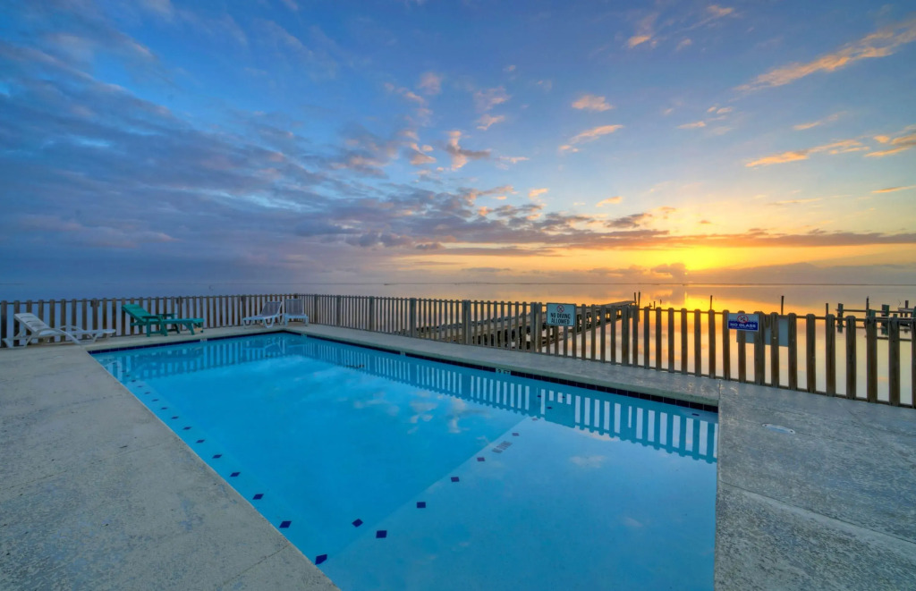 Cole's Cabin by Avantstay Coastal Retreat Pool Access, Balcony, Water Views + Mins to Beach