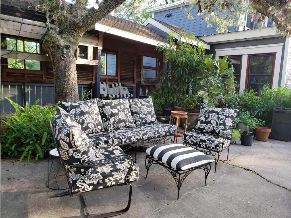 Cedar Oaks Inn LLC
