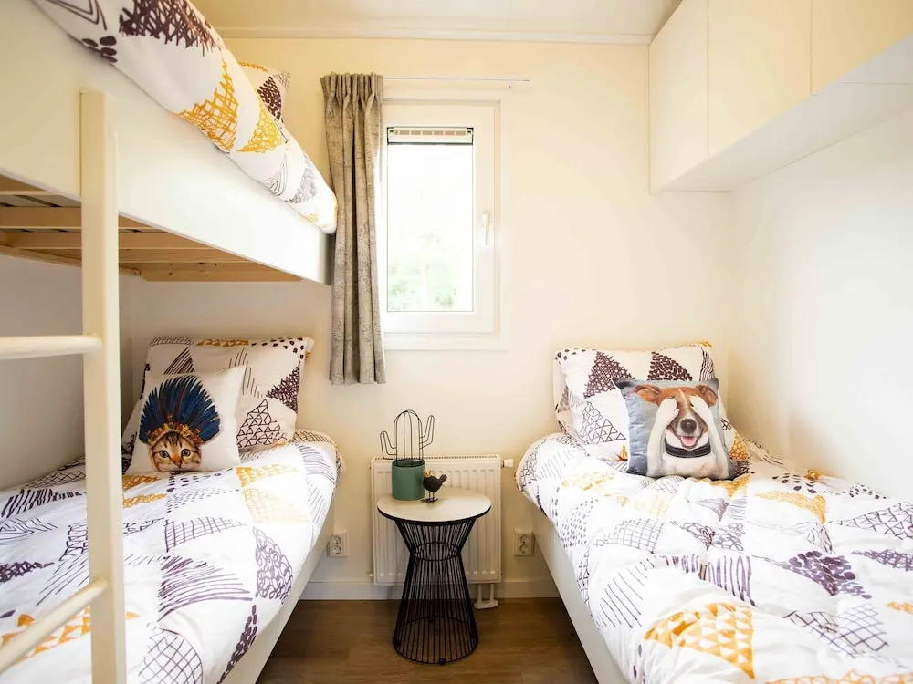 Modern chalet with a dishwasher, located in Park De Veluwe