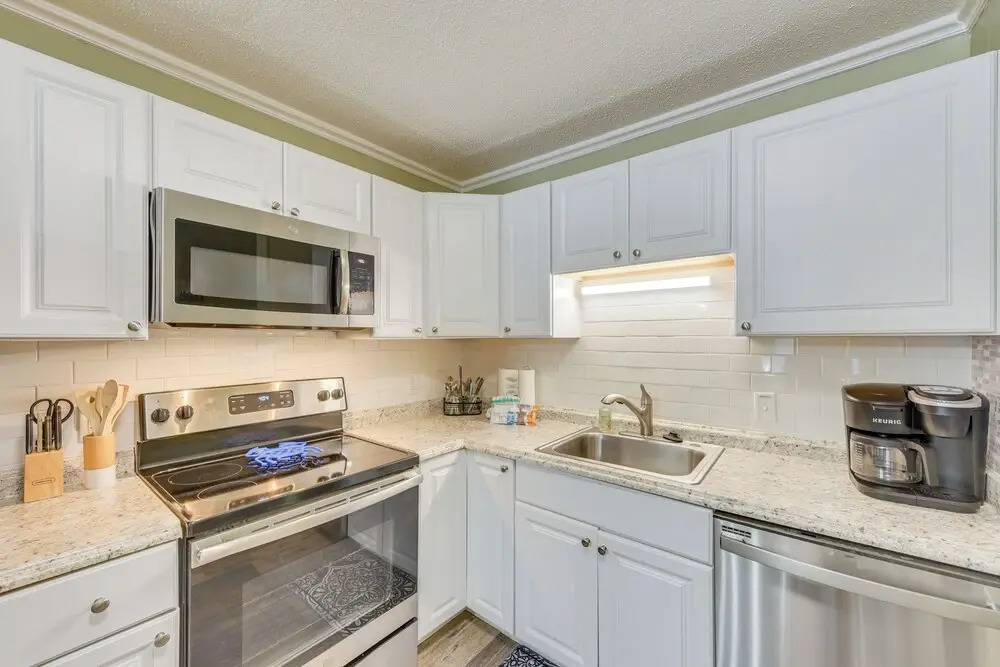 1 Mi to Beach, Pool Access: Hilton Head Island Gem