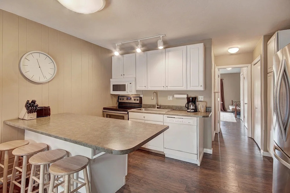 2964 Key  1 Bedroom Condo by RedAwning