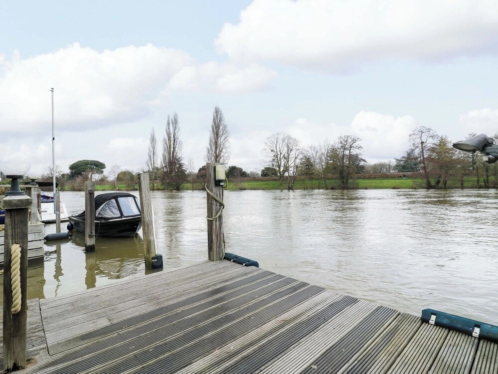 River Haven - River Thames Frontage House