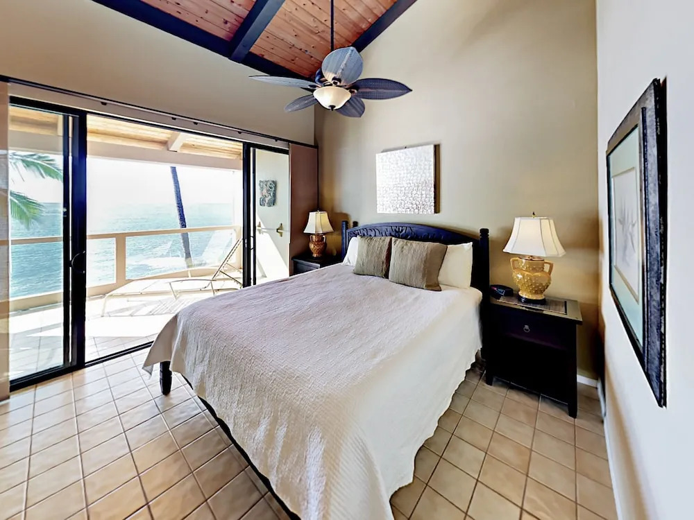 Unobstructed Oceanfront! 2br + Loft W/ Lanai, Pool 2 Bedroom Condo