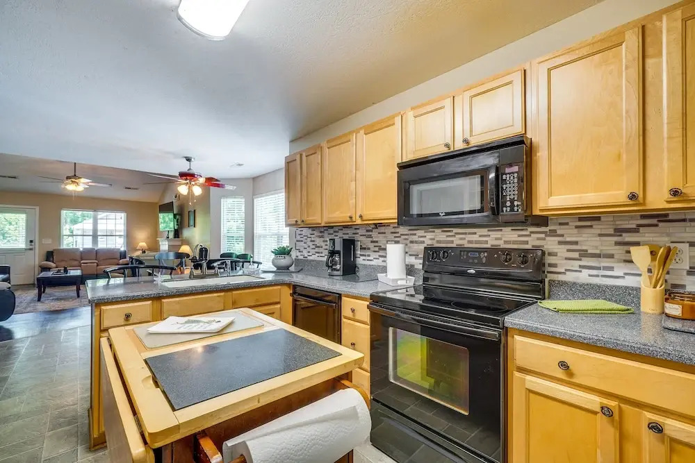 Pigeon Forge Home w/ Screened Porch, 3 Mi to Town!
