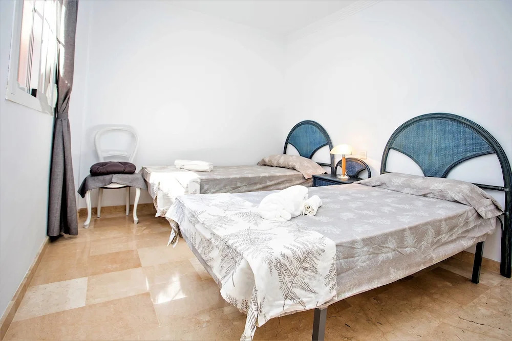 3 bed apartment close to beach BB43
