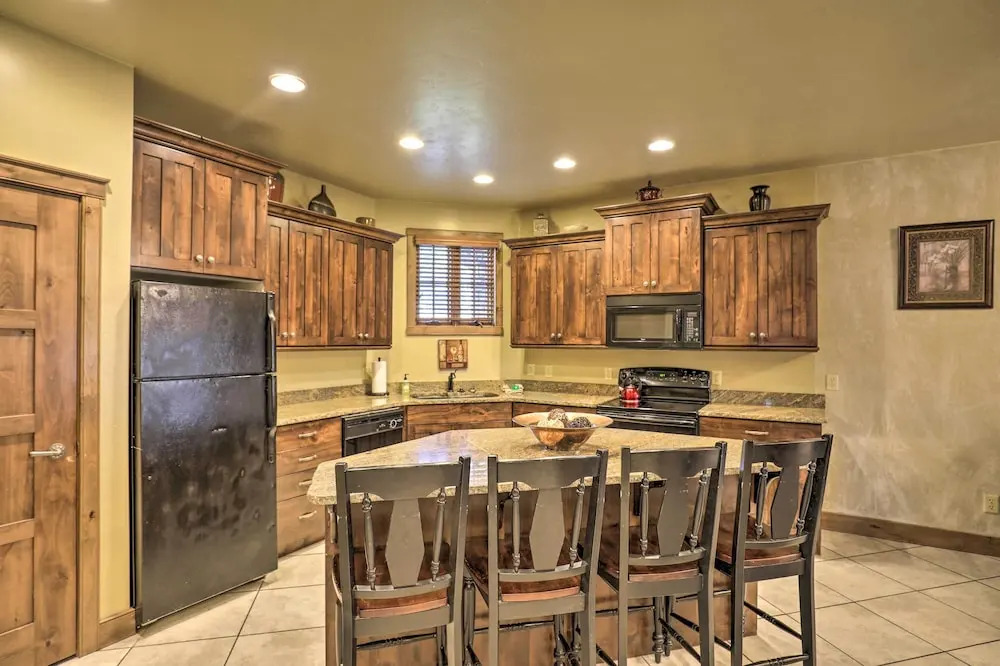 Luxurious Cedar City Getaway: 32 Mi to Brian Head!