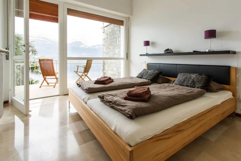 Stunning Lakeside Villa With Direct Lake Access, Mooring, Near Restaurant, Wifi, BBQ