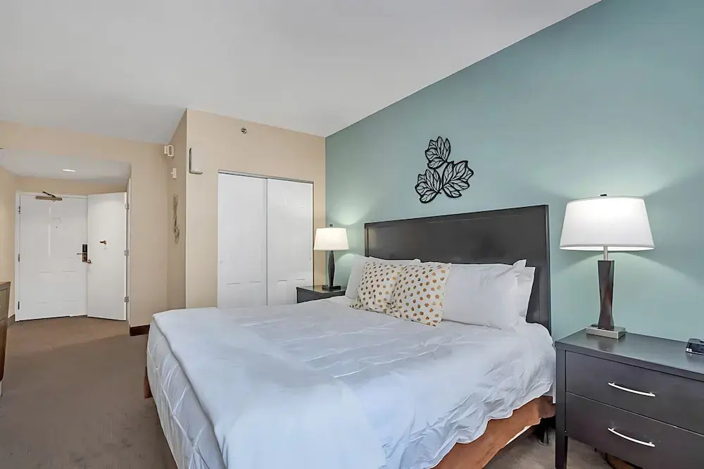 King Bedroom Suite w Outdoor Pool Hot Tub Arcade