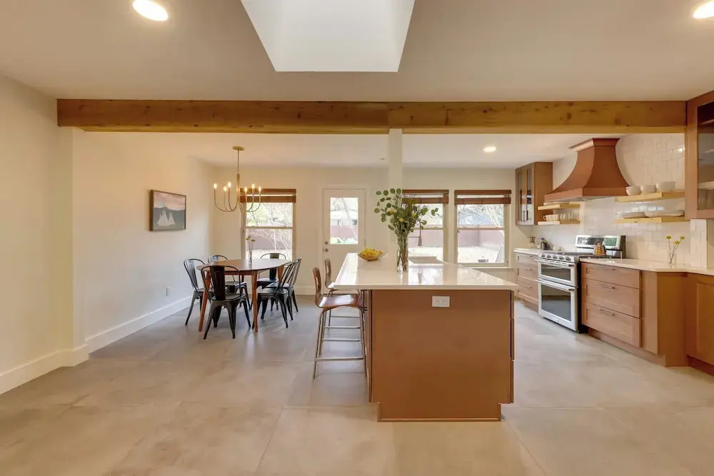 6 Mi to Dtwn Austin: Home w/ Screened Porch & Yard