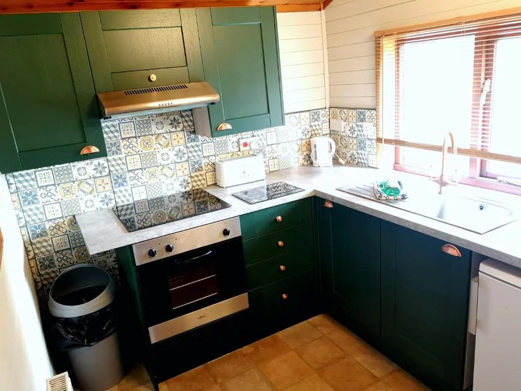 Otter 1 - Private Hot Tub - Bali Inspired Lodge - Bath - Longleat - Wiltshire