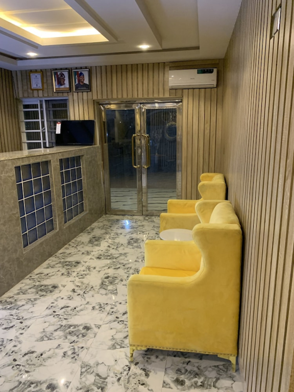 Jf Royal Hotel & Suites