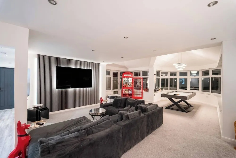 Luxury Retreat, Hot Tub, SK Massage Bed & Tesla