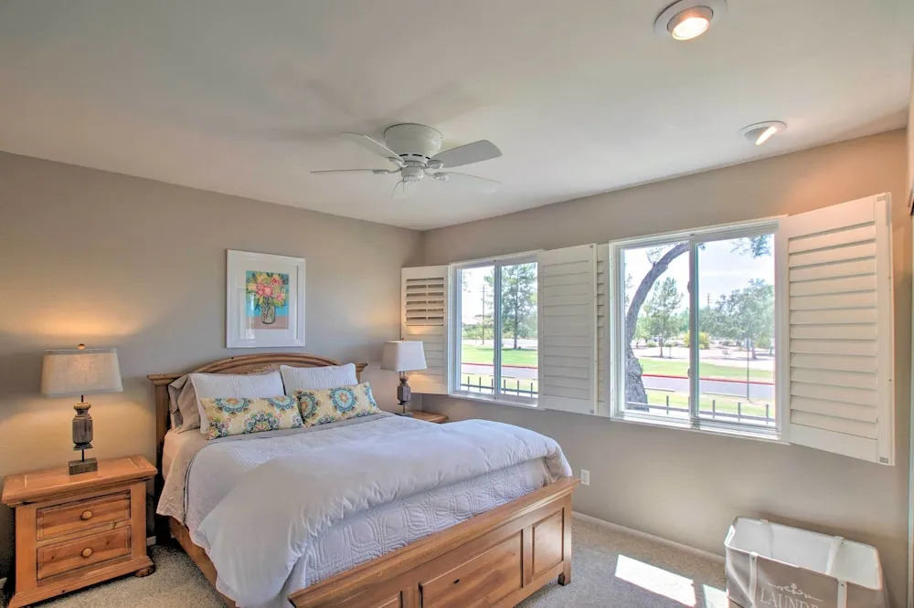 Walk to Trolley & Lake: Sunny Scottsdale Townhome