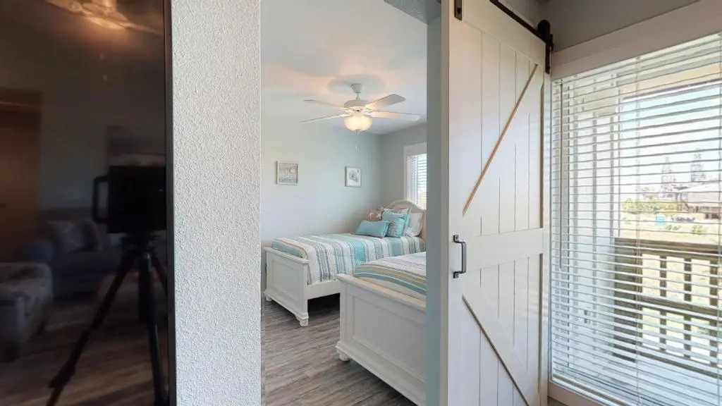 AH-F222 New 2nd Floor Condo, Close to PoolHot Tub, Near Marina & Ferry