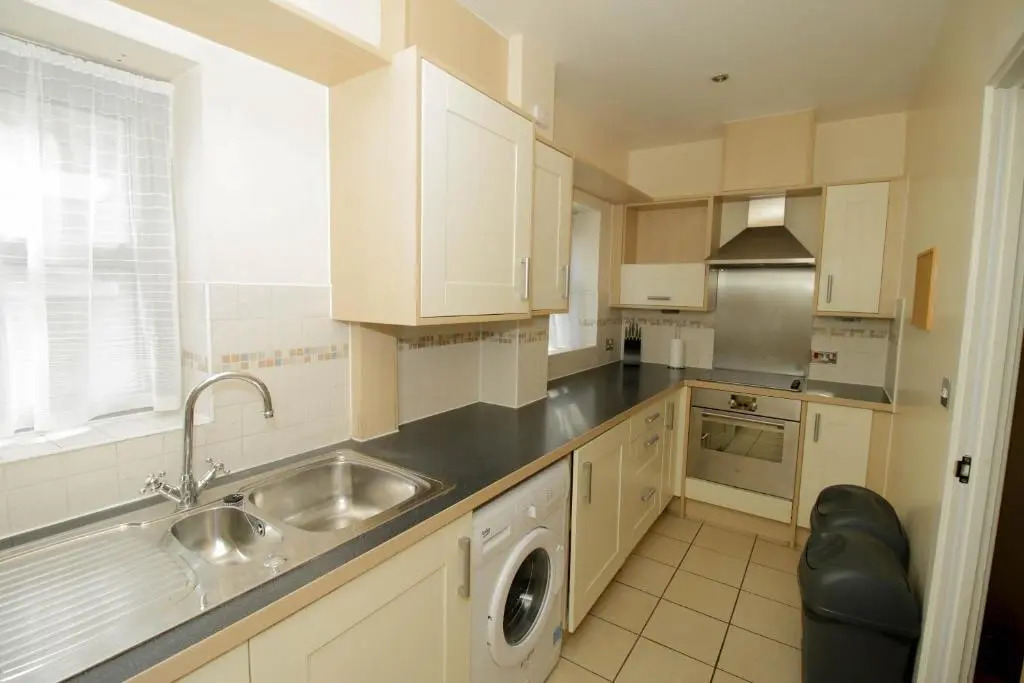 Spacious Double Bedroom Duplex Apartment Near North Station & Town Centre