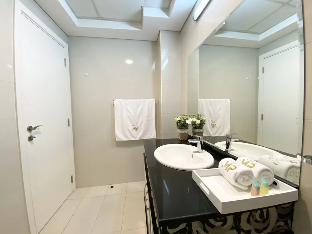 Luxe Apt with Panoramic Views and Terrace
