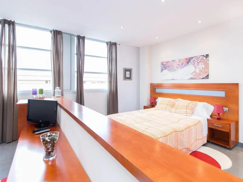 AinB Universitat Apartments