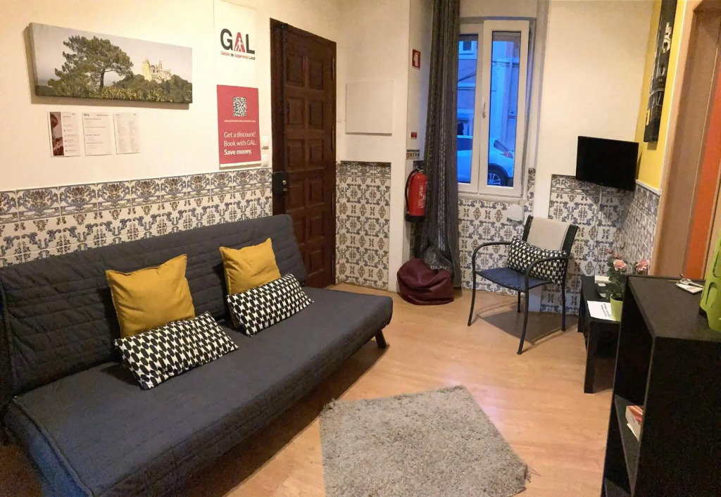 Lisbon T2 apartment in typical villa in Sapadores Lisbon
